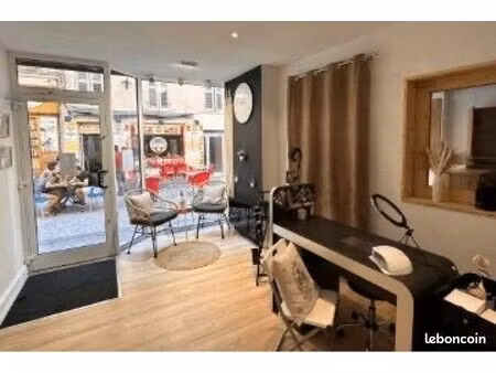 commerce dans la grande rue à moutiers