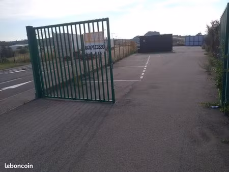 local bureau30m2+terrain750 m2 goudroné