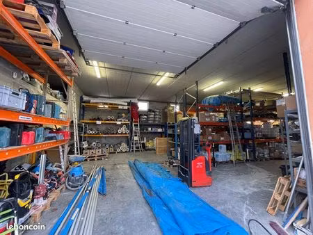 location entrepot 85m2 +15m2mezzanine +15m2 attenant +63m2 bureaux