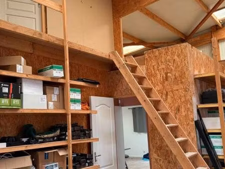 local 200 m² demouville