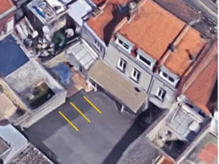 place de parking dans une sécurisée