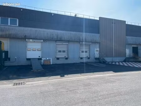 local d'activité 1 600 m²