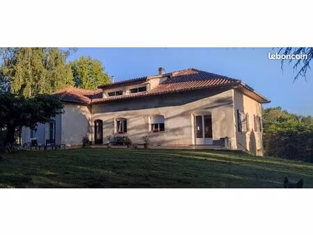 maison familiale avec parc paysagé clôturé de 11156 m²