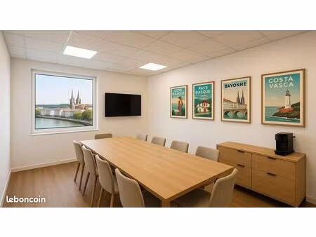 grand bureau meublé fermé privatif avec terrasse extérieure