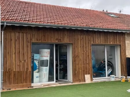local commercial ou bureau avec vitrine à la brède
