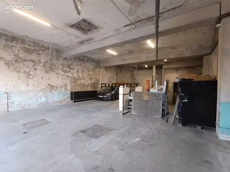 parking/box 1 pièce 200 m²