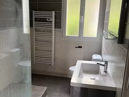 entre toucy et charny maison de village avec mini courette  appentis pour deux voitures