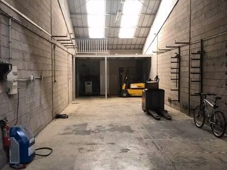 local  entrepôt  dépôt  atelier de 150 m² situé dans une zone artisanale calme  accès vl e