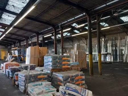 local 145 m2 à usage d'entrepôt ou atelier