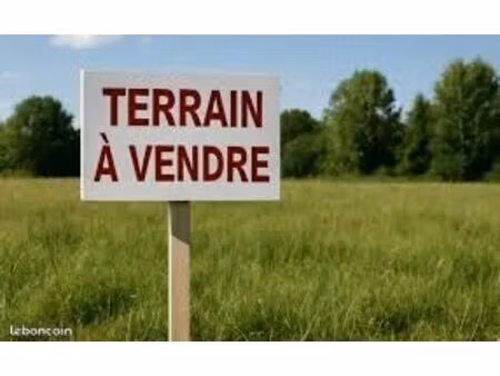 terrain constructible viabilisé 2580m² façade 24.5m centre village