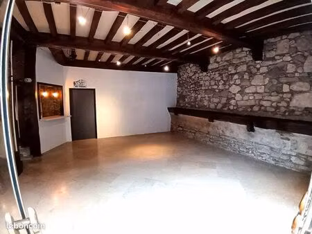 local cachet 77m2 et jardinet