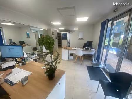 local rdc avec vitrines + parking - montpellier centre