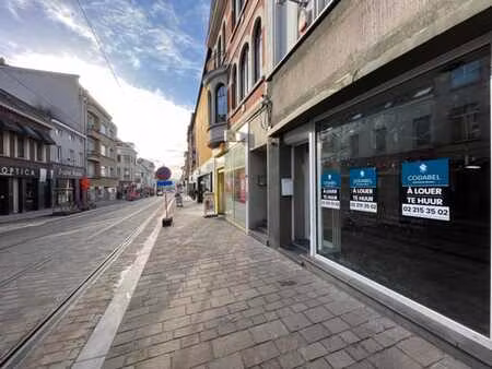 commerce rénové prêt-à-l'emploi ±126m² sur un axe prisé !