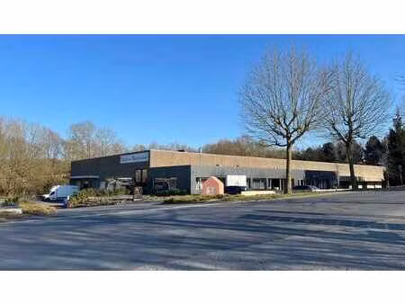 bâtiment commercial avec quais de chargement à louer à rena