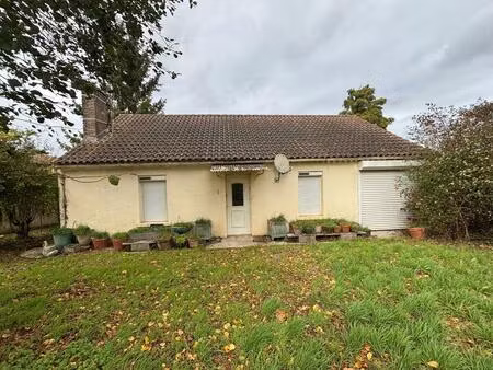 monsempron: maison de plain-pied avec garage et caves sur 514 m² de terrain