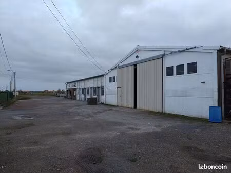 local commercial de 500 m² avec 100 m² de bureaux climatisés et parking clôturé de 1 000 m