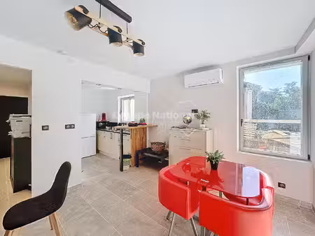 courthezon : local commercial 70 m2 de plain pied divisé en 2 espaces professionnels.