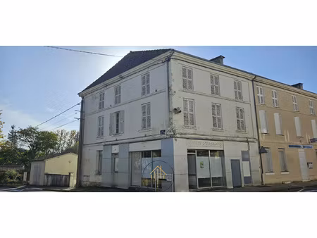 immeuble avec ancien local commercial et deux logements