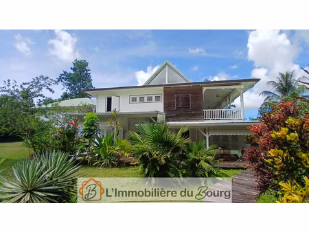 sainte rose-propriété avec villa +7 logements et piscine.