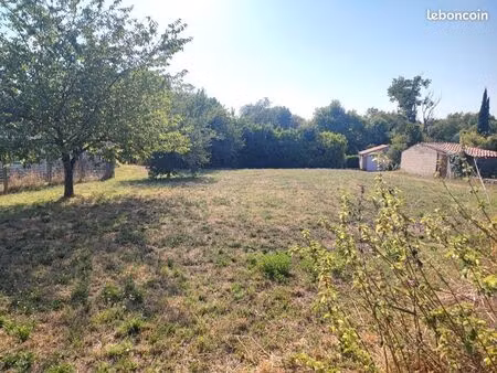 terrain 746 m² pons