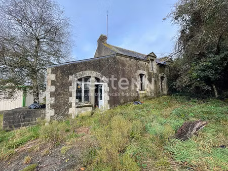 maison à rénover de 93 m² avec 1 hangar et 1 garage et 6 hectares de terrain