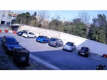 places de parking en extérieur et intérieur