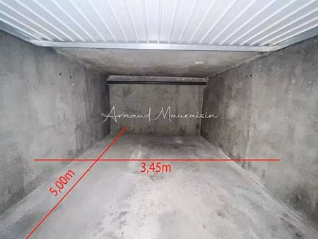 grand box dans résidence sécurisée