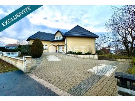 maison individuelle de 488 m² sur 16 ares de terrain.