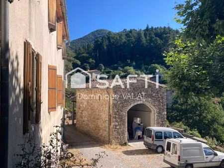 authentique mas cévenol entouré de terres et bordé par la rivière