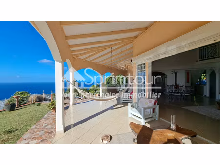 villa familiale spacieuse avec grand jardin et vue mer.