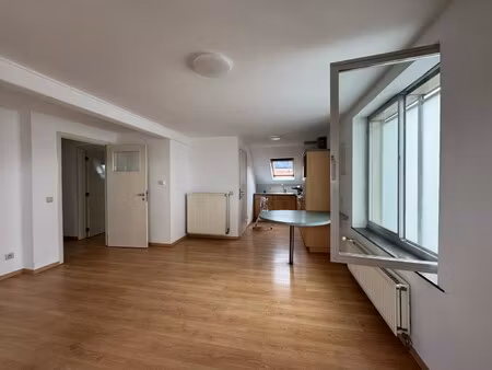 commercieel te huur in lennik met 3 slaapkamers