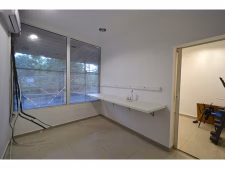 bureau rénové en rdc zone franche