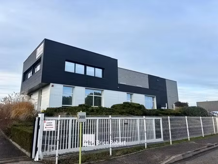 a vendre - bâtiment d'activités de 1 300 m2 indépendant sur son terrain de 4 500m2  équipé
