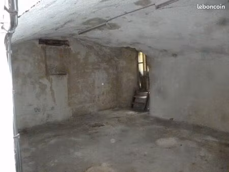 local de stockage de meubles / matériel en tout genre