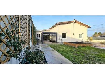 maison entièrement rénovée avec double garage et piscine