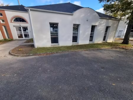 a vendre bureaux 378 m² sainte luce sur loire et 24 places de parking