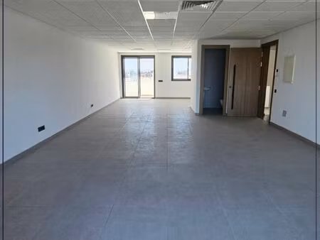 bureau 79 m² avec terrasses et parking   emplacement stratégique