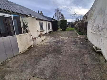 à vendre : maison de caractère avec jardin et dépendances à crépy (02)
