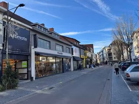 handelspand met winkelruimte + verdieping met magazijn in...