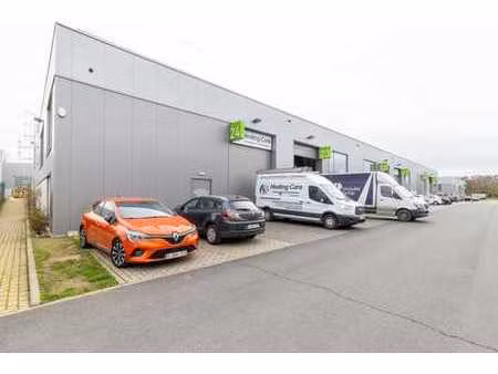 entrepôt de 230 m² stock/atelier + 81 m² de bureaux aménagés