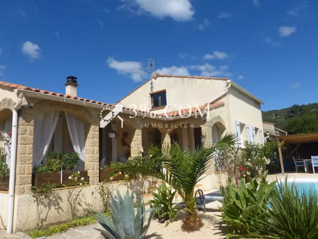 maison plain pied avec garage  piscine et jardin attenant.