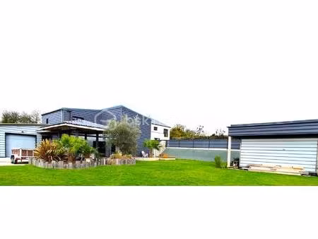 superbe maison de 167 m2 bien exposée dans un petit lotissement de 3 maisons au calme !