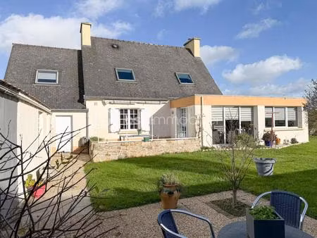 entre portsall et ploudalmézeau : spacieuse maison familiale bien entretenue