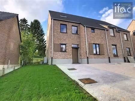 maison neuve avec 4 chambres  2 salles de bains et jardin.