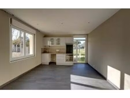 location appartement  102 m² t-3 à bernis  1 150 €