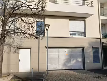 3 espaces de stockage et 2 parkings