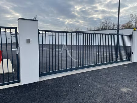 location parking / box 1 pièce  41.00m²  bretignolles