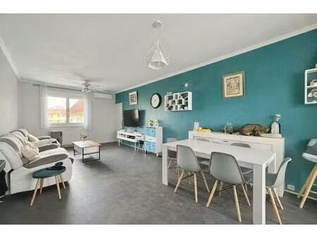 maison avec 4 chambres et une pièce de loisir sur un terrain de 994m²