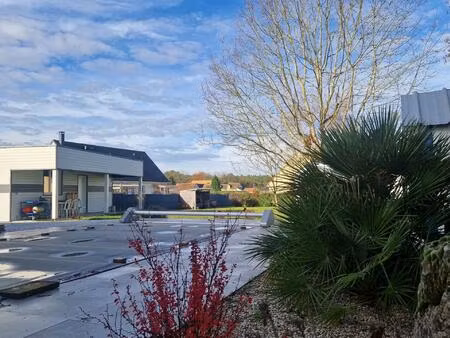 maison traditionnelle en tbe climatisée avec 5 chambres dont 3 en rdc piscine pergola gara