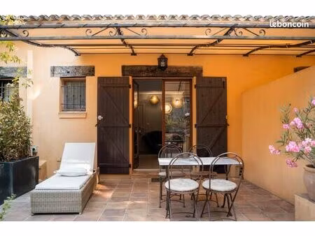 duplex meublé 38 m² – location dans propriété sécurisée au plan-de-la-tour